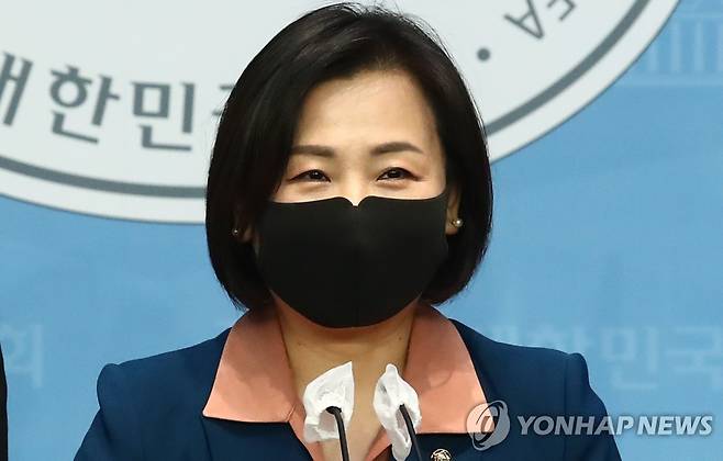 인사말 하는 이수진 (서울=연합뉴스) 이정훈 기자= 더불어민주당 원내대변인으로 임명된 이수진 의원이 27일 오후 국회 소통관에서 인사말을 하고 있다. 2022.3.27 [국회사진기자단] uwg806@yna.co.kr