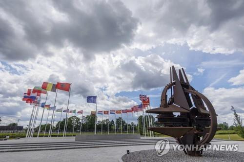 벨기에 브뤼셀 나토 본부에 있는 회원국 국기 [AP=연합뉴스 자료사진. 재판매 및 DB 금지]