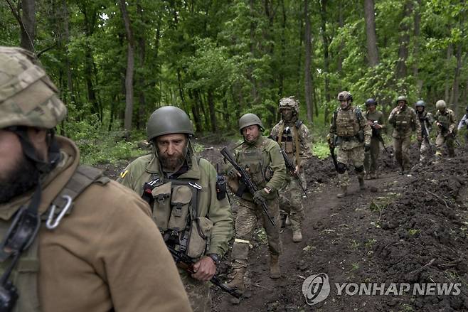 동부 전투에 나선 우크라이나 병사들 [AP 연합뉴스 자료사진. DB 및 재판매 금지]