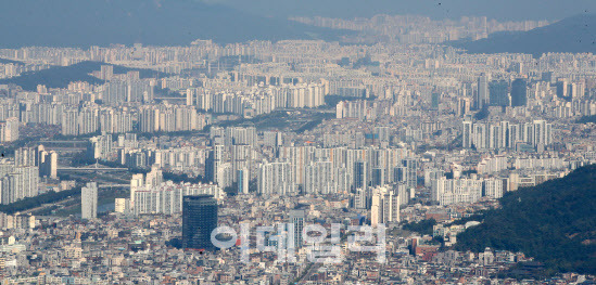 [이데일리 방인권 기자] 서울 송파구 서울스카이에서 바라본 강북 아파트 단지.