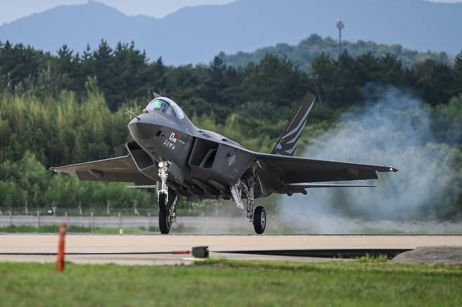 KF-21 시제기가 지난 19일 경남 사천 소재 공군 제3훈련비행단 활주로에서 이륙하고 있다.(방위사업청 제공)© 뉴스1