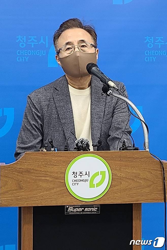 최영출 민선 8기 충북 청주시장직 인수위원회 위원장이 20일 청주시청 임시청사 브리핑룸에서 인수위 운영 결과 및 공약과제를 발표하고 있다.2022.7.20/© 뉴스1 강준식 기자