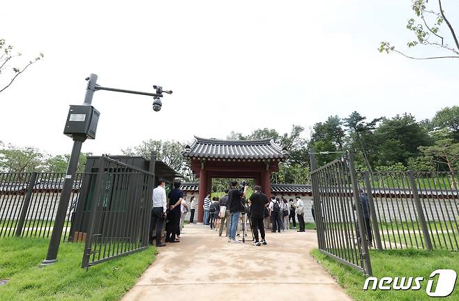 20일 서울 종로구 와룡동 율곡로 터널 상부에서 '창경궁-종묘 연결 역사복원사업' 프레스 투어가 열린 가운데 취재진들이 역사복원 공간을 둘러보고 있다. (공동취재) 2022.7.20/뉴스1 © News1 송원영 기자