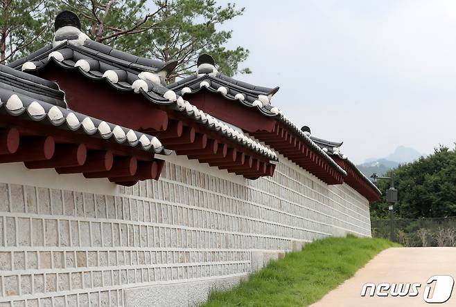 20일 서울 종로구 와룡동 율곡로 터널 상부에서 '창경궁-종묘 연결 역사복원사업' 프레스 투어가 열렸다. 사진은 복원된 담장. (공동취재) 2022.7.20/뉴스1 © News1 송원영 기자