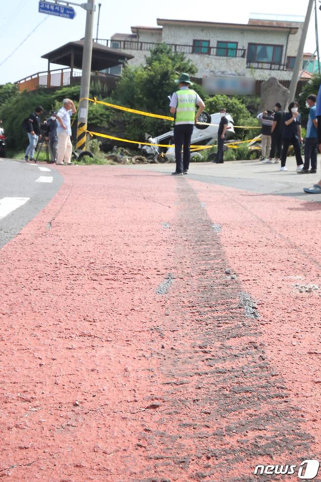 제주시 애월읍 사고 현장에 남아있는 바퀴자국. 2022.7.20/뉴스1© News1