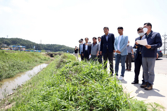 충남도의회 안전건설소방위원회(위원장 김기서)가 여름철 재난에 대비하기 위해 하천정비사업 현장을 방문, 정비사업 진행상황 점검과 안전한 공사 추진을 당부했다. 사진=충남도의회 제공