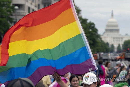 미 의회 앞에서 진행된 LGBTQ 행진. <AP=연합뉴스>