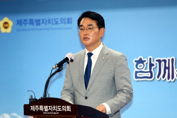 제주 찾은 박용진 의원 (제주=연합뉴스) 전지혜 기자 = 더불어민주당 당권 도전에 나선 박용진 의원이 20일 제주도의회 도민카페에서 기자간담회를 열어 당 대표 선거와 지역 현안 등에 대한 입장을 밝히고 있다. 2022.7.20 atoz@yna.co.kr (끝)