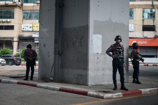 지난 19일 미얀마 군부 소속 보안병력이 양곤의 한 거리에서 경비를 서고 있다. 양곤=AFP 연합뉴스