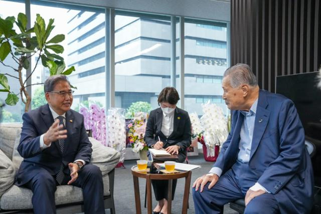 방일 중인 박진 외교부 장관이 19일 모리 요시로 전 일본 총리와 면담하고 있다. 외교부 제공