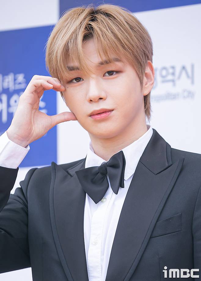 Kang Daniel has been controversial for his comments on comparing Supfa and Smanpa through a message with fans.Kang Daniel told me that it was good to be MC of Smanpa while communicating with fans through Universe app.I am a close brother dancer of my brother who knows everything, and I am a big man in the scene, so I can play MC, he said. And honestly, men are so comfortable. Im happy.I was so scared. I was so scared. He said, I was more scared when I was selling, but now Im better.Youre gonna sing in front of 60 men. Its scary. I was shaking my cue card. Youre the first sisters to wear makeup.When Kang Daniels test was made to say that the fans were tired and scared because they were female performers, he said, I did not say anything. Ill write it.Blocking ring porripon, shruruuk. Those people will be angry if they go to the standing comedy. Really. Live comfortably.It is a tough life, he said, blocking fans who are doing protests.Captures of these conversations are expanded through Community, and netizens have criticized Kang Daniels attitude.I was worried and blocked the attention of the attention. It is a big hit. The bitter fans are proud and mocked... What are the fear of the SUfa leaders?Is it scary to make Eye Line tight?It is a paid chat, it is a steam fan, it is sudden, adult is not educated, and points out that Kang Daniels behavior was rash.iMBC  Photo Ko Dae-hyeon  Screen Capture Community