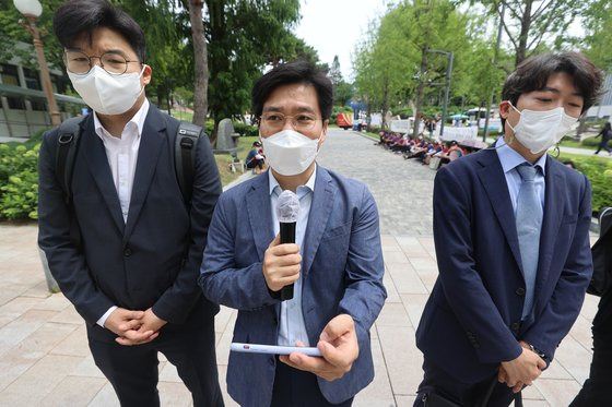 법무법인 도담의 김남주 변호사(가운데)가 12일 서울 서대문구 연세대학교 백양관 앞에서 열린 청소노동자 집회에서 발언하고 있다. 연합뉴스