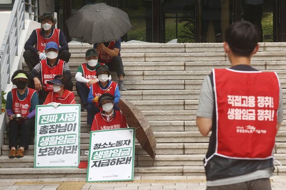 연세대학교 청소·경비노동자들이 19일 오전 서울 서대문구 연세대학교 백양관 앞에서 열린 집회에서 생활임금 지급 및 휴게실 개선과 샤워실 설치를 촉구하고 있다. 연합뉴스