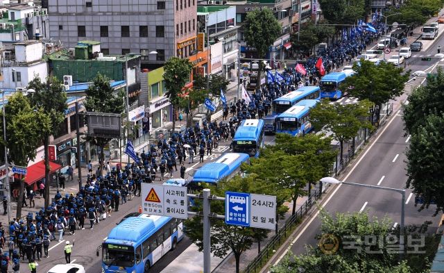 20일 서울 용산구 서울역에서 전국금속노동조합(금속노조) 조합원들이 총파업 결의대회를 마친 뒤 한강대로를 따라 용산 대통령실이 있는 삼각지역을 향해 행진하고 있다.