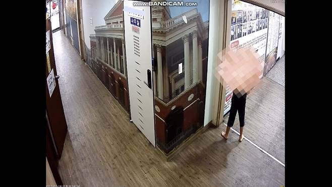 건물 복도에 소변을 보고 도망가는 소년. /사진=온라인 커뮤니티