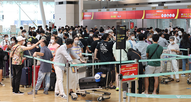 인천공항 출국장 ‘바글바글’ : 코로나19 재유행으로 해외유입 신규 확진자가 역대 최다인 429명을 기록한 20일 오전 인천국제공항 제1여객터미널 출국장이 해외여행객으로 붐비고 있다. 연합뉴스