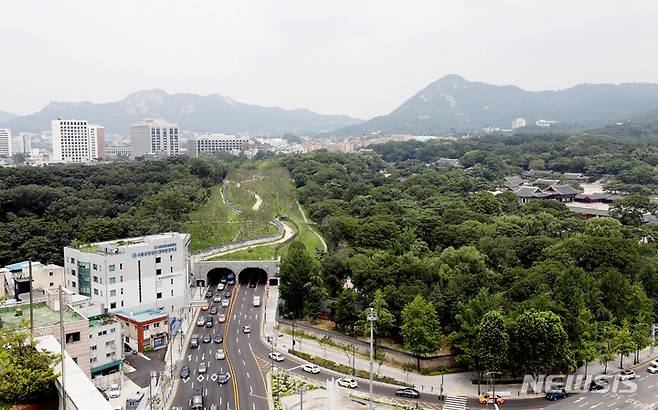 [서울=뉴시스] 김진아 기자 = 서울시가 일제가 갈라놓은 창경궁과 종묘를 90년 만에 다시 연결하는 '창경궁-종묘 연결 역사복원사업'을 완료했다고 20일 밝혔다. 창경궁과 종묘를 단절시켰던 율곡로를 지하화하고 그 위에 축구장보다 넓은 녹지(약 8000㎡)를 만들어 끊어졌던 녹지축을 이었다. 사진은 이날 열린 '창경궁-종묘 연결 역사복원사업' 프레스투어 모습. 2022.07.20. bluesoda@newsis.com