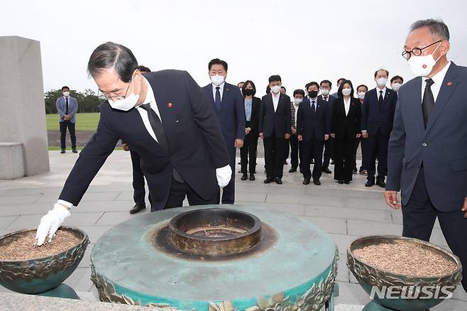 [제주=뉴시스] 우장호 기자 = 한덕수 국무총리가 20일 오후 제주시 봉개동 제주4·3평화공원을 방문해 희생자 영령에 참배하고 있다. 2022.07.20. woo1223@newsis.com