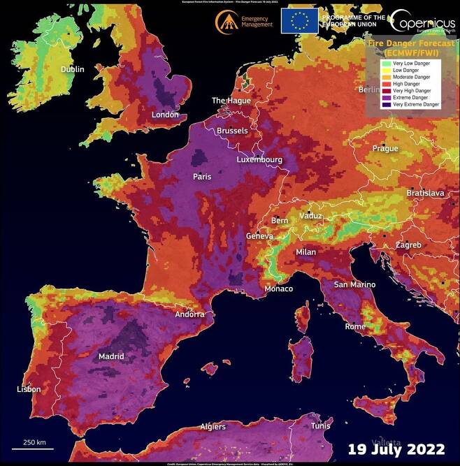 지난 19일 기준 유럽의 화재 위험 지역을 알리는 지도. 적색은 화재가 발생할 수 있는 매우 위험한 지역, 보라색은 극히 위험한 지역이다.