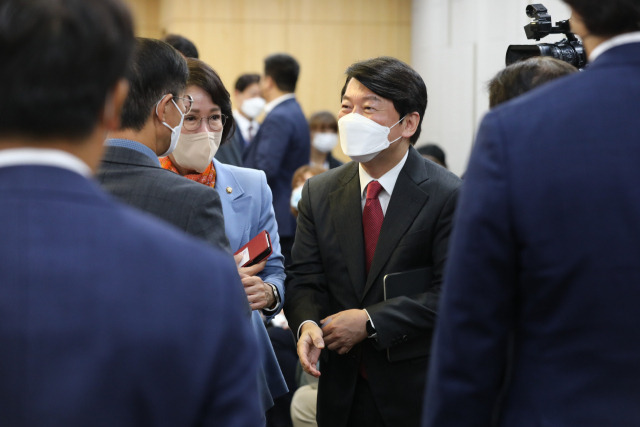 안철수 국민의힘 의원이 20일 오전 국회 의원회관에서 과학기술 패권 시대의 경쟁 전략을 주제로 열린 ‘위기를 넘어 미래로, 민·당·정 토론회’에서 참석자들과 인사하고 있다.성형주 기자