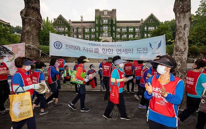 7월4일 집회를 마친 노동자들이 행진하고 있다. ⓒ김흥구