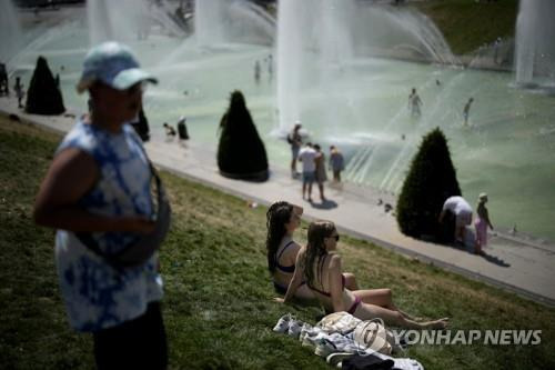 프랑스 파리 분수대에서 열을 식히는 사람들 [AP=연합뉴스. 재판매 및 DB 금지]