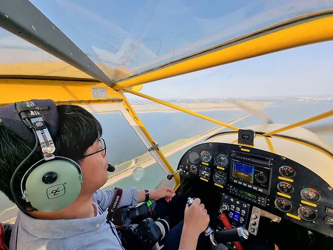 경비행기 조종 체험하는 기자 [홍문철 교관 제공]