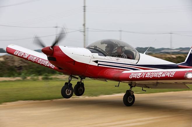 '터치앤고' 착륙 훈련하는 파일럿 훈련생과 교관 [사진/진성철 기자]