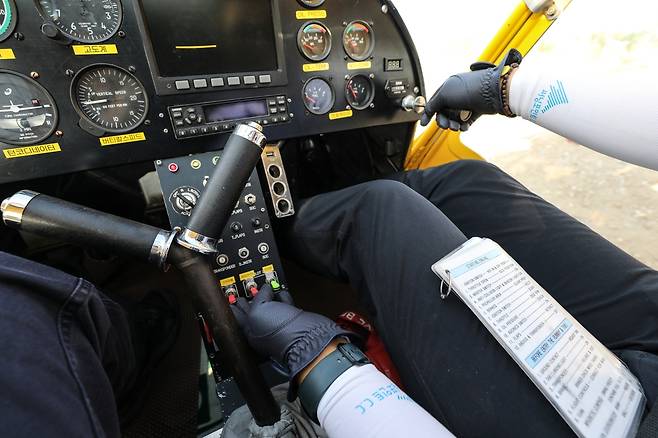 안전 점검 체크리스트 수행하는 홍문철 교관 [사진/진성철 기자]