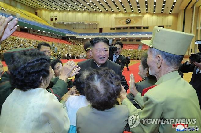 북한 김정은, 제7차 전국노병대회 참가자들과 기념사진 (평양 조선중앙통신=연합뉴스) 김정은 북한 국무위원장이 2021년 7월 29일 제7차 전국노병대회 참가자들과 만나고 기념사진을 촬영하는 모습.  
    [국내에서만 사용가능. 재배포 금지. For Use Only in the Republic of Korea. No Redistribution] nkphoto@yna.co.kr