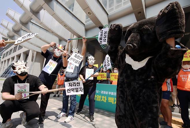 '지리산 산악열차 반대 기자회견' 퍼포먼스 (전주=연합뉴스) 나보배 기자 = 지리산산악열차반대대책위원회 등 전북 지역 환경단체는 20일 전북도청 앞에서 기자회견을 열고 "지리산 생태계를 파괴하는 산악열차 사업을 백지화하라"고 촉구했다. 이 사업으로 반달가슴곰의 서식지가 파괴된다며 산악열차로 생태계를 위협받을 반달가슴곰을 표현하는 퍼포먼스를 진행했다. 2022.7.20