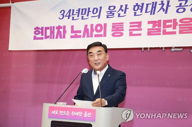 기자회견 하는 김두겸 울산시장 (울산=연합뉴스) 20일 오후 울산시청 프레스센터에서 김두겸 울산시장이 '현대차 미래투자 계획 노사합의'를 환영한다는 내용의 기자회견을 하고 있다. 2022.7.20 [울산시 제공. 재판매 및 DB 금지] hkm@yna.co.kr