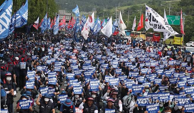 대우조선해양 앞 총파업 결의대회 (거제=연합뉴스) 김동민 기자 = 20일 오후 경남 거제시 아주동 대우조선해양 옥포조선소 정문 인근에서 열린 금속노조 총파업 결의대회에서 참석자가 구호를 외치고 있다. 2022.7.20 image@yna.co.kr