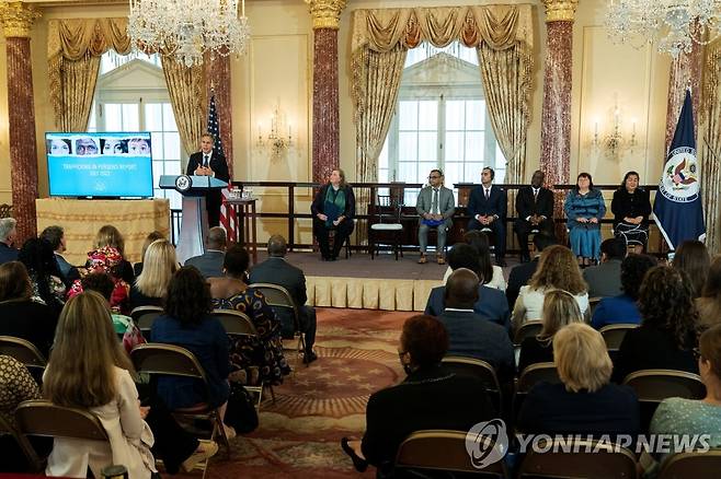 '2022 인신매매 보고서' 발표하는 블링컨 미 국무장관 (워싱턴 로이터=연합뉴스) 토니 블링컨 미국 국무장관이 19일(현지시간) 워싱턴DC 국무부 청사에서 '2022년 인신매매 보고서'를 발표하고 있다. 미 정부는 이 보고서에서 인신매매 방지 노력과 관련한 한국의 지위를 1등급에서 2등급으로 20년만에 하향 조정했다. 2022.7.20 jsmoon@yna.co.kr