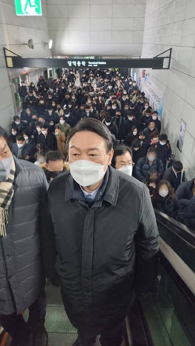 윤석열 당시 국민의힘 대선 후보가 김포골드라인에서 9호선 지하철 환승을 위해 이동하고 있다.2022.01.07.(사진=뉴시스)