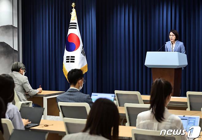 강인선 대변인이 19일 오후 용산 대통령실 브리핑룸에서 재닛 옐런 미국 재무장관 접견 관련 브리핑을 하고 있다. (대통령실사진기자단) 2022.7.19/뉴스1 © News1 오대일 기자