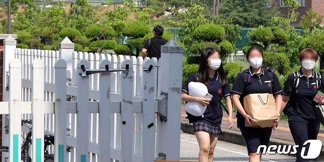 전북 전주 한 고등학교에서 신종 코로나바이러스 감염증(코로나19) 집단감염이 발생해 조기 방학을 결정한 20일 전북 전주 한 고등학교에서 학생들이 하교를 하고 있다. 해당 학교는 추가 감염 확산을 막기 위해 여름방학을 하루 앞당겨 21일부터 시작하기로 했다. 2022.7.20/뉴스1 © News1 유경석 기자