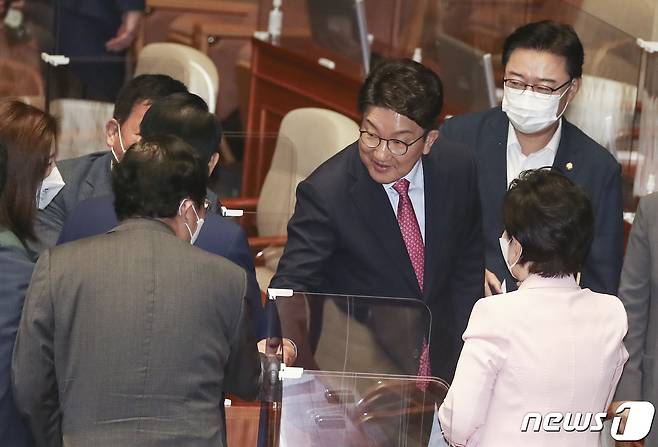 권성동 국민의힘 당대표 직무대행 겸 원내대표가 21일 서울 여의도 국회에서 열린 제398회 국회(임시회) 제3차 본회의에서 국정에 관한 교섭단체대표 연설을 마친 후 동료 의원들과 인사하고 있다. (공동취재) 2022.7.21/뉴스1 © News1 이재명 기자