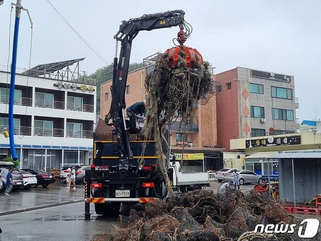 21일 오전 강원 양양군 남애항에서 진행된 '어업인 참여형 침적쓰레기 수거사업'을 통해 폐그물과 통발 등 바다 속 쓰레기가 수거되고 있다. 2022.7.21/뉴스1 윤왕근 기자