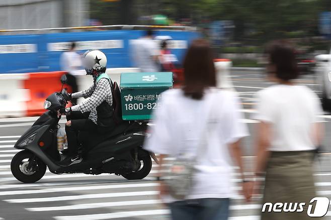 배달 대행업체 라이더들이 음식을 배달하는 모습. © News1 성동훈 기자