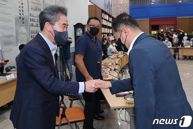 윤희근 경찰청장 후보자가 21일 오전 서울시 서대문구 경찰청 문화마당에서 열린 경찰청장 후보자와 전국 경찰직장협의회(직협) 대표 등 간담회에서 참석자들과 악수를 나누고 있다. 2022.7.21/뉴스1 © News1 임세영 기자