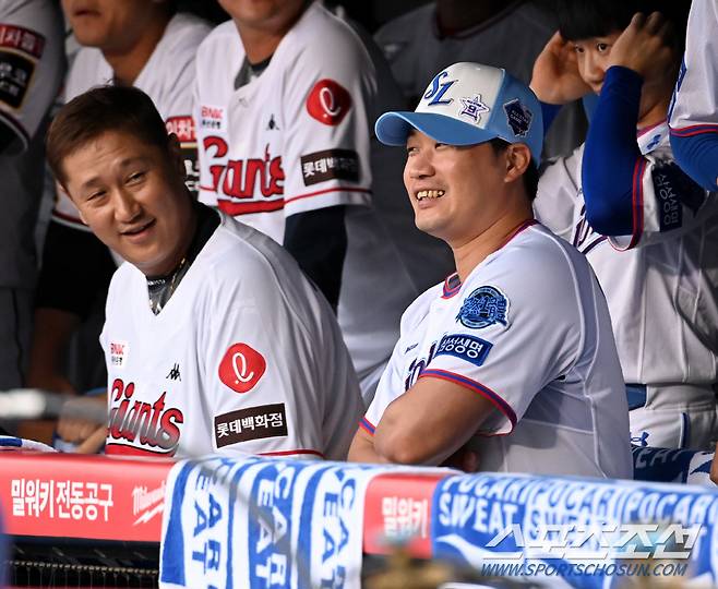 16일 열린 올스타전 경기전에 이야기를 나누고 있는 이대호와 오승환. 잠실=허상욱 기자wook@sportschosun.com