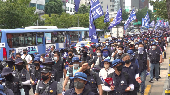 전국금속노동조합 조합원들이 20일 오후 서울 용산구 서울역 인근에서 총파업 결의대회를 열었다. 사진은 서울역 인근에서 삼각지역 인근으로 행진 중인 전국금속노동조합 조합원들. 사진=윤진근PD yoon@