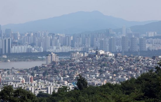 아파트 매매 시장이 극심한 '거래 절벽' 지속으로 역대급 침체 수렁에 빠졌다. 반면 사실상 부동산 중개업소를 통하지 않는 아파트 교환, 증여, 직거래, 임대차 재계약 등은 늘어나는 추세를 보이며 공인중개사들이 이중고를 겪고 있다. 사진은 3일 남산에서 바라본 서울 시내 모습. [이미지출처=연합뉴스]