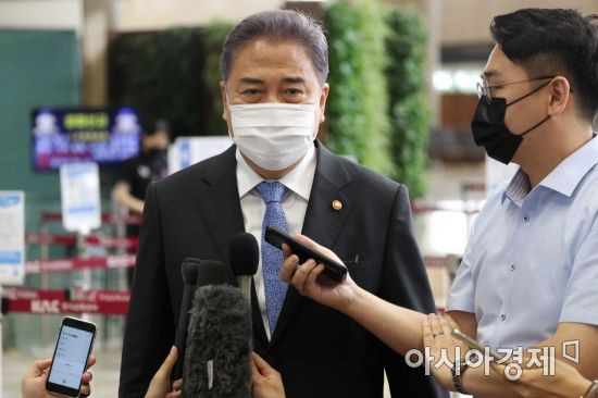 박진 외교부 장관이 18일 김포공항 국제선 청사를 통해 일본으로 출국하고 있다. 박 장관은 도쿄에서 하야시 요시마사 일본 외무상과 윤석열 정부 출범 이후 첫 한일 외교장관 회담을 가질 예정이다. /문호남 기자 munonam@