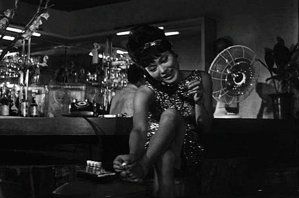 1960년대 고급 술집에서 일하는 '바걸'의 삶을 소재로 한 영화 '명동에 밤이 오면'은 일본 영화 '여자가 계단을 오를 때'의 표절작이다. 한국영상자료원 제공