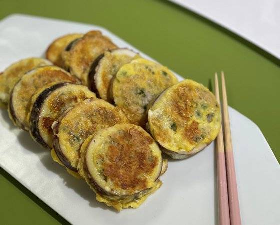 달결옷을을 입혀 부쳐내 더욱 고 오징어순대. 사진 이정웅