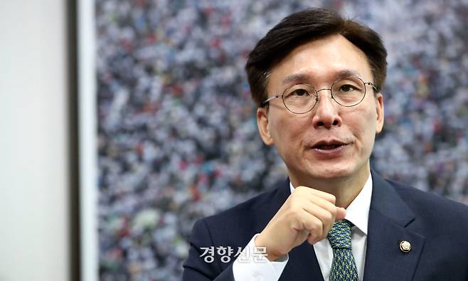 김민석 더불어민주당 의원이 21일 국회 의원회관에서 경향신문과 인터뷰하고 있다. 권호욱 선임기자