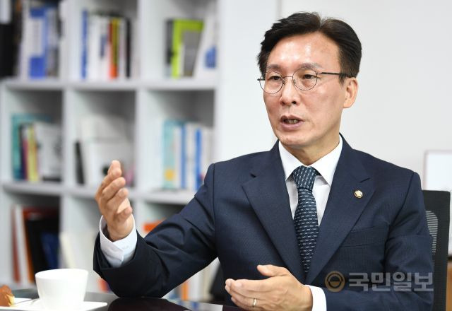 김민석 더불어민주당 의원이 21일 오전 국회 의원회관에서 국민일보와 인터뷰 하고 있다. 최종학 선임기자