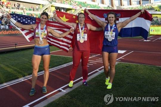 (유진 AP=연합뉴스) 21일(한국시간) 미국 오리건주 유진 헤이워드 필드에서 열린 2022 세계육상선수권 여자 원반던지기 메달리스트들이 세리머니를 하고 있다. 왼쪽부터 3위 얼먼, 1위 펑빈, 2위 퍼코비치.